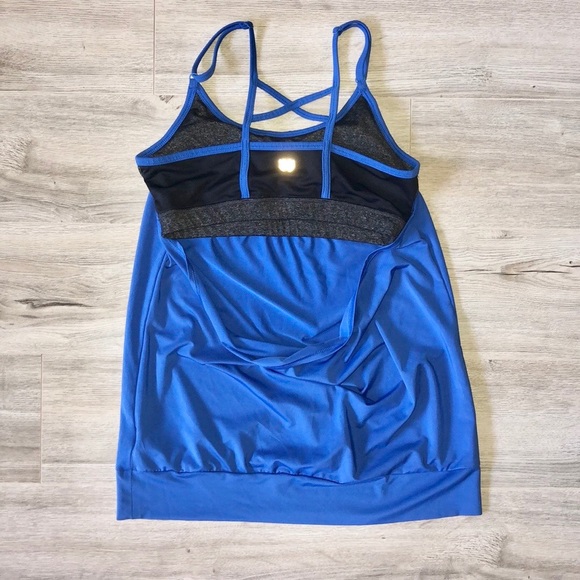 F21 Active Open-Back Top with Bra - Picture 2 of 4